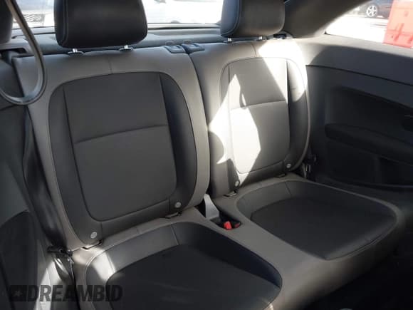 ✅ 2015 Volkswagen Beetle Fleet Edition • VIN: 3VWF17AT3FM610020 • Lot: 41714321. Wystawiony na IAAI z przebiegiem 158 381 mil. Bezpłatny archiwum sprzedaży aukcyjnych z USA i szczegółowy raport historii pojazdu na DreamBid. Zdjęcie 8.