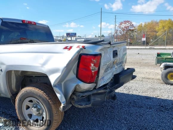✅ 2018 Chevrolet Silverado 1500 Work Truck • VIN: 3GCUKNEC0JG640413 • Lot: 43582205. Wystawiony na IAAI z przebiegiem 65 365 mil. Bezpłatny archiwum sprzedaży aukcyjnych z USA i szczegółowy raport historii pojazdu na DreamBid. Zdjęcie 6.