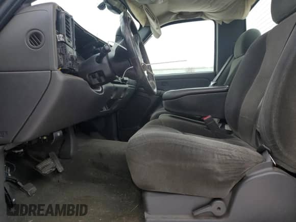 2004 Chevrolet Silverado 1500 LS z VIN 1GCEC14T14E188690, wystawiony jako Copart lot #42616285 z przebiegiem 186 116 mil mil oraz Czysty tytuł • Clean title. Historia ofert i sprzedaży dostępna na DreamBid. Obrazek 7.