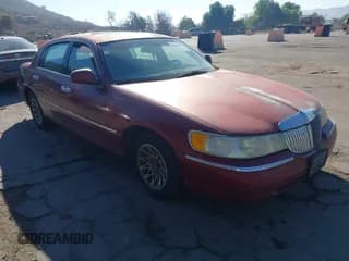 ✅ 1999 Lincoln Town Car Signature • VIN: 1LNHM82W7XY654671 • Lot: 43651311. Wystawiony na IAAI z przebiegiem 177 664 mil. Bezpłatny archiwum sprzedaży aukcyjnych z USA i szczegółowy raport historii pojazdu na DreamBid. Zdjęcie 1.