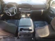 ✅ 2023 Chevrolet Silverado 1500 LT Trail Boss • VIN: 3GCUDFE88PG212447 • Lot: 52558855. Wystawiony na Copart z przebiegiem 65 932 mil. Bezpłatny archiwum sprzedaży aukcyjnych z USA i szczegółowy raport historii pojazdu na DreamBid. Zdjęcie 8.