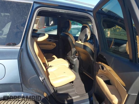 ✅ 2019 Volvo XC90 Momentum • VIN: YV4A22PK7K1416932 • Lot: 43482658. Wystawiony na IAAI z przebiegiem 158 608 mil. Bezpłatny archiwum sprzedaży aukcyjnych z USA i szczegółowy raport historii pojazdu na DreamBid. Zdjęcie 8.