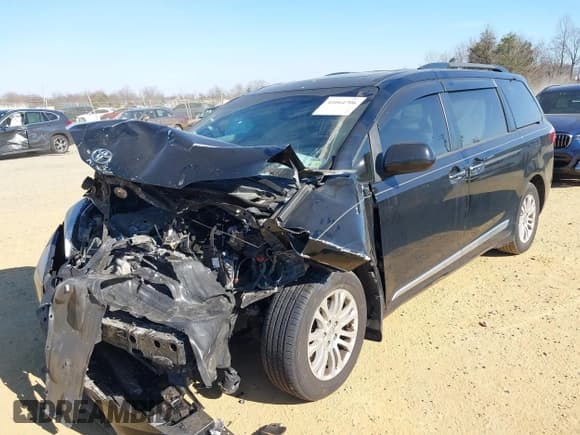 ✅ 2016 Toyota Sienna XLE • VIN: 5TDYK3DCXGS762035 • Lot: 41664706. Listed on IAAI with 109,415 mi. Free auction sales archive from the USA and detailed vehicle history report at DreamBid. Image 18.