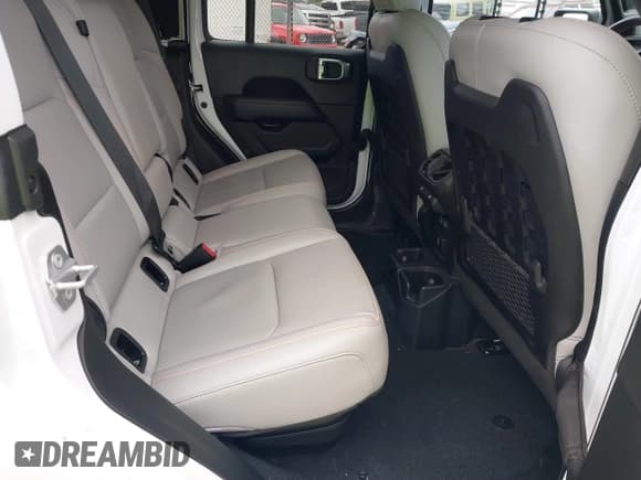 ✅ 2020 Jeep Gladiator Mojave • VIN: 1C6JJTEG7LL206581 • Lot: 41247922. Listed on IAAI with 27,876 mi. Free auction sales archive from the USA and detailed vehicle history report at DreamBid. Image 8.