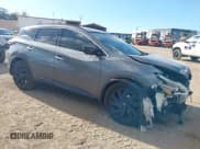 ✅ 2018 Nissan Murano SV • VIN: 5N1AZ2MH5JN134749 • Lot: 43469129. Wystawiony na IAAI z przebiegiem 108 018 mil. Bezpłatny archiwum sprzedaży aukcyjnych z USA i szczegółowy raport historii pojazdu na DreamBid. Zdjęcie 1.