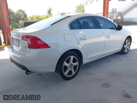 ✅ 2013 Volvo S60 T5 Premier • VIN: YV1612FS6D2207492 • Lot: 43497044. Wystawiony na IAAI z przebiegiem 97 274 mil. Bezpłatny archiwum sprzedaży aukcyjnych z USA i szczegółowy raport historii pojazdu na DreamBid. Zdjęcie 4.