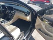 ✅ 2016 Mercedes-Benz C 300 • VIN: WDDWF4JB0GR143624 • Lot: 43085207. Wystawiony na IAAI z przebiegiem Nie podano. Bezpłatny archiwum sprzedaży aukcyjnych z USA i szczegółowy raport historii pojazdu na DreamBid. Zdjęcie 5.