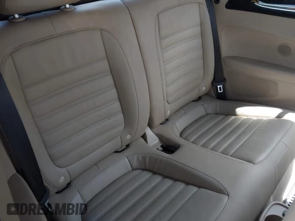 ✅ 2013 Volkswagen Beetle 2.0T w/Sound/Nav • VIN: 3VW7A7AT5DM801567 • Лот: 42266410. Опубликован ранее на IAAI с пробегом 37 190 миль. Бесплатный доступ к архиву аукционных продаж из США и подробный отчёт об истории автомобиля на DreamBid. Изображение 8.