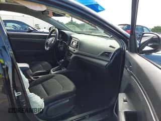 2018 Hyundai Elantra SE z VIN KMHD74LF7JU520433, wystawiony jako IAAI lot #43313148 z przebiegiem 81 063 mil mil oraz . Historia ofert i sprzedaży dostępna na DreamBid. Obrazek 5.