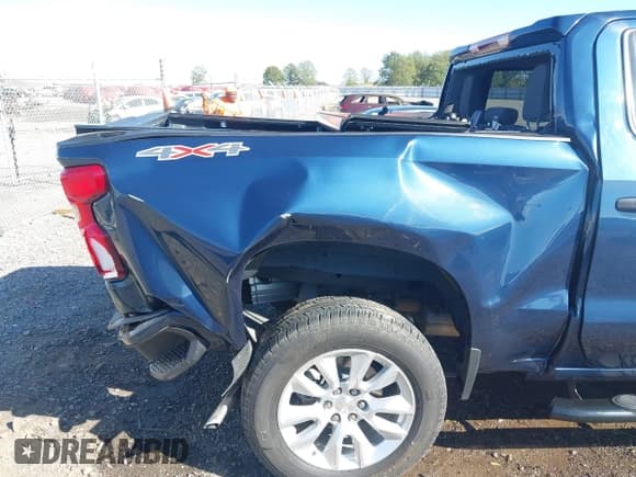 ✅ 2022 Chevrolet Silverado 1500 Custom • VIN: 1GCPYBEK8NZ226769 • Lot: 43565241. Wystawiony na IAAI z przebiegiem 39 608 mil. Bezpłatny archiwum sprzedaży aukcyjnych z USA i szczegółowy raport historii pojazdu na DreamBid. Zdjęcie 18.