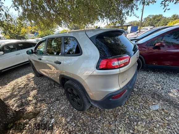 ✅ 2014 Jeep Cherokee Sport • VIN: 1C4PJMAB2EW272945 • Lot: 91497235. Wystawiony na Copart z przebiegiem 168 494 mil. Bezpłatny archiwum sprzedaży aukcyjnych z USA i szczegółowy raport historii pojazdu na DreamBid. Zdjęcie 3.