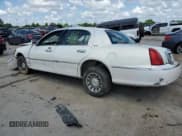 ✅ 2002 Lincoln Town Car Signature • VIN: 1LNHM82W82Y657295 • Lot: 63224285. Wystawiony na Copart z przebiegiem Nie podano. Bezpłatny archiwum sprzedaży aukcyjnych z USA i szczegółowy raport historii pojazdu na DreamBid. Zdjęcie 2.