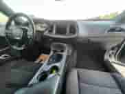 2020 Dodge Challenger SXT z VIN 2C3CDZAG2LH182628, wystawiony jako Copart lot #91722545 z przebiegiem 157 626 mil mil oraz Czysty tytuł • Clean title. Historia ofert i sprzedaży dostępna na DreamBid. Obrazek 9.