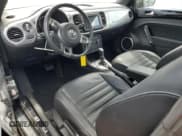 ✅ 2014 Volkswagen Beetle 1.8T • VIN: 3VWJ17AT1EM652372 • Lot: 61542145. Wystawiony na Copart z przebiegiem 71 158 mil. Bezpłatny archiwum sprzedaży aukcyjnych z USA i szczegółowy raport historii pojazdu na DreamBid. Zdjęcie 8.