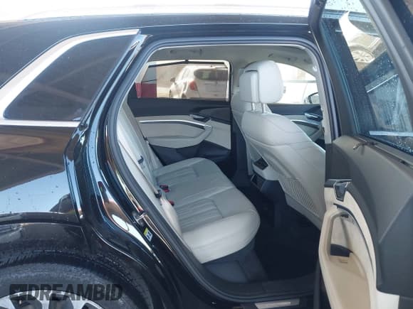 ✅ 2019 Audi e-tron Prestige • VIN: WA1VABGE8KB020773 • Лот: 43889062. Опубликован ранее на IAAI с пробегом 19 112 миль. Бесплатный доступ к архиву аукционных продаж из США и подробный отчёт об истории автомобиля на DreamBid. Изображение 8.