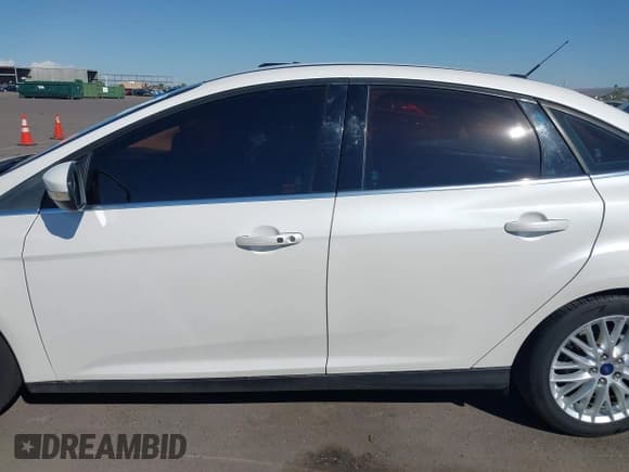 ✅ 2014 Ford Focus Titanium • VIN: 1FADP3J28EL281846 • Lot: 43299187. Wystawiony na IAAI z przebiegiem 108 054 mil. Bezpłatny archiwum sprzedaży aukcyjnych z USA i szczegółowy raport historii pojazdu na DreamBid. Zdjęcie 15.