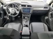 ✅ 2021 Volkswagen Tiguan SE • VIN: 3VV2B7AX4MM139074 • Lot: 84018985. Wystawiony na Copart z przebiegiem 99 059 mil. Bezpłatny archiwum sprzedaży aukcyjnych z USA i szczegółowy raport historii pojazdu na DreamBid. Zdjęcie 8.
