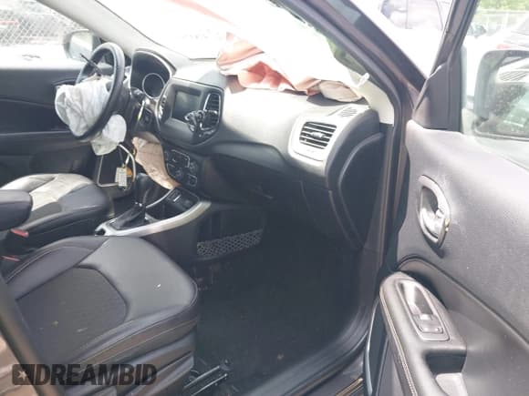 ✅ 2019 Jeep Compass Latitude • VIN: 3C4NJCBB1KT658435 • Lot: 42837965. Listed on IAAI with 49,616 mi. Free auction sales archive from the USA and detailed vehicle history report at DreamBid. Image 5.