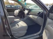 ✅ 2012 Toyota Highlander SE • VIN: 5TDBK3EH0CS150209 • Lot: 43519444. Wystawiony na IAAI z przebiegiem 129 663 mil. Bezpłatny archiwum sprzedaży aukcyjnych z USA i szczegółowy raport historii pojazdu na DreamBid. Zdjęcie 5.