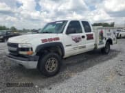 ✅ 2002 Chevrolet Silverado 1500 • VIN: 1GBHC29U62E300518 • Лот: 54900015. Опубликован ранее на Copart с пробегом Не указан. Бесплатный доступ к архиву аукционных продаж из США и подробный отчёт об истории автомобиля на DreamBid. Изображение 1.