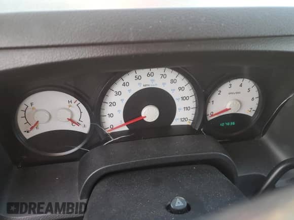 2010 Dodge Dakota SXT z VIN 1D7CW3GP0AS264489, wystawiony jako Copart lot #42120095 z przebiegiem 107 836 mil mil oraz Czysty tytuł • Clean title. Historia ofert i sprzedaży dostępna na DreamBid. Obrazek 9.