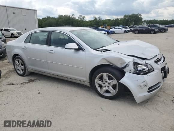 2010 Chevrolet Malibu 1LT z VIN 1G1ZC5E07AF323909, wystawiony jako Copart lot #56308914 z przebiegiem 169 154 mil mil oraz Szkoda całkowita • Salvage title. Historia ofert i sprzedaży dostępna na DreamBid. Obrazek 4.