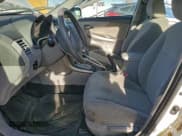 ✅ 2010 Toyota Corolla LE • VIN: 1NXBU4EEXAZ329240 • Lot: 94328365. Wystawiony na Copart z przebiegiem 187 543 mil. Bezpłatny archiwum sprzedaży aukcyjnych z USA i szczegółowy raport historii pojazdu na DreamBid. Zdjęcie 7.