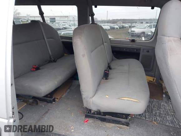 ✅ 2011 Ford Econoline Passenger XL • VIN: 1FBSS3BL4BDA30565 • Lot: 41718643. Wystawiony na IAAI z przebiegiem 230 184 mil. Bezpłatny archiwum sprzedaży aukcyjnych z USA i szczegółowy raport historii pojazdu na DreamBid. Zdjęcie 8.
