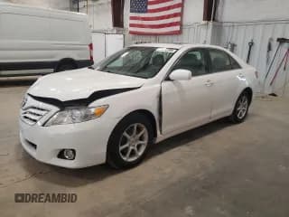 ✅ 2010 Toyota Camry XLE • VIN: JTNBK3EKXA3047613 • Лот: 89812395. Опубликован ранее на Copart с пробегом 214 061 миль. Бесплатный доступ к архиву аукционных продаж из США и подробный отчёт об истории автомобиля на DreamBid. Изображение 1.