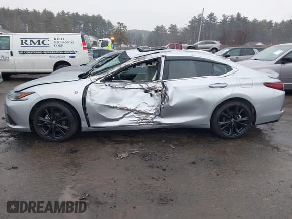 ✅ 2024 Lexus ES 350 F Sport • VIN: 58AJZ1B10RU180242 • Лот: 41456854. Опубликован ранее на IAAI с пробегом 8 809 миль. Бесплатный доступ к архиву аукционных продаж из США и подробный отчёт об истории автомобиля на DreamBid. Изображение 14.