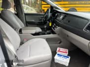 ✅ 2017 Kia Sedona L • VIN: KNDMA5C13H6273460 • Lot: 91932635. Wystawiony na Copart z przebiegiem 188 699 mil. Bezpłatny archiwum sprzedaży aukcyjnych z USA i szczegółowy raport historii pojazdu na DreamBid. Zdjęcie 5.