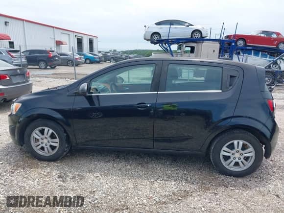 2015 Chevrolet Sonic LT z VIN 1G1JC6SB0F4157826, wystawiony jako IAAI lot #42503574 z przebiegiem 101 437 mil mil oraz . Historia ofert i sprzedaży dostępna na DreamBid. Obrazek 14.