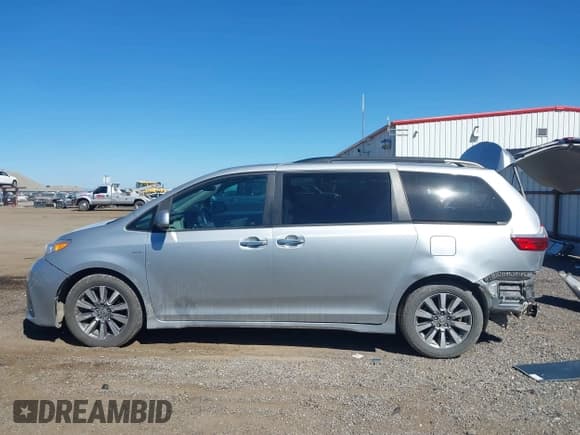 ✅ 2020 Toyota Sienna XLE • VIN: 5TDDZ3DCXLS247668 • Lot: 42978597. Wystawiony na IAAI z przebiegiem 82 030 mil. Bezpłatny archiwum sprzedaży aukcyjnych z USA i szczegółowy raport historii pojazdu na DreamBid. Zdjęcie 15.
