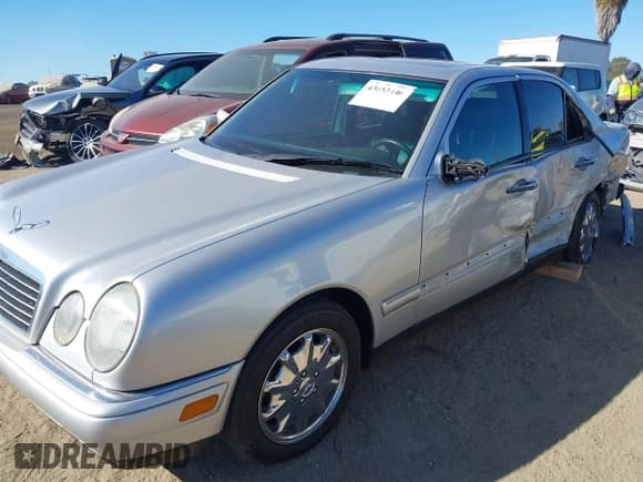 ✅ 1998 Mercedes-Benz E 320 • VIN: WDBJF65F4WA699931 • Lot: 43653446. Wystawiony na IAAI z przebiegiem 126 403 mil. Bezpłatny archiwum sprzedaży aukcyjnych z USA i szczegółowy raport historii pojazdu na DreamBid. Zdjęcie 2.