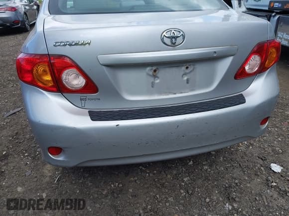 ✅ 2010 Toyota Corolla • VIN: 2T1BU4EE3AC325628 • Lot: 42807670. Listed on IAAI with 122,303 mi. Free auction sales archive from the USA and detailed vehicle history report at DreamBid. Image 6.