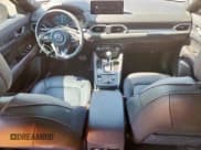 ✅ 2024 Mazda CX-5 Premium • VIN: JM3KFBDY5R0391718 • Lot: 60568235. Wystawiony na Copart z przebiegiem 15 018 mil. Bezpłatny archiwum sprzedaży aukcyjnych z USA i szczegółowy raport historii pojazdu na DreamBid. Zdjęcie 8.