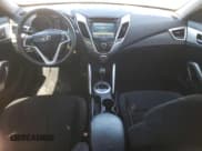 ✅ 2015 Hyundai Veloster • VIN: KMHTC6AD4FU227374 • Lot: 76863014. Wystawiony na Copart z przebiegiem 122 928 mil. Bezpłatny archiwum sprzedaży aukcyjnych z USA i szczegółowy raport historii pojazdu na DreamBid. Zdjęcie 8.