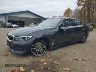 2020 BMW 3 Series 330i xDrive z VIN 3MW5R7J01L8B28368, wystawiony jako Copart lot #90002565 z przebiegiem 98 537 mil mil oraz Szkoda całkowita • Salvage title. Historia ofert i sprzedaży dostępna na DreamBid. Obrazek 1.