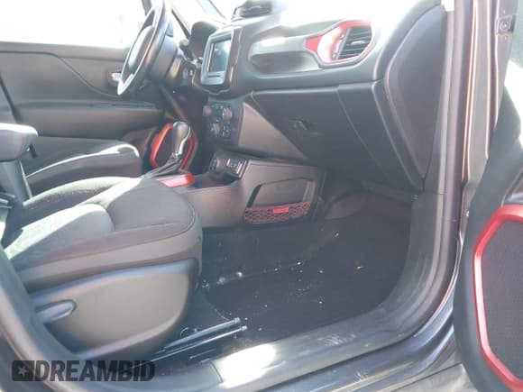 ✅ 2019 Jeep Renegade Trailhawk • VIN: ZACNJBC16KPK43700 • Lot: 43579724. Listed on IAAI with 55,372 mi. Free auction sales archive from the USA and detailed vehicle history report at DreamBid. Image 5.