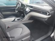 ✅ 2020 Toyota Camry LE • VIN: 4T1C11AK3LU996418 • Lot: 43528082. Wystawiony na IAAI z przebiegiem 33 532 mil. Bezpłatny archiwum sprzedaży aukcyjnych z USA i szczegółowy raport historii pojazdu na DreamBid. Zdjęcie 5.