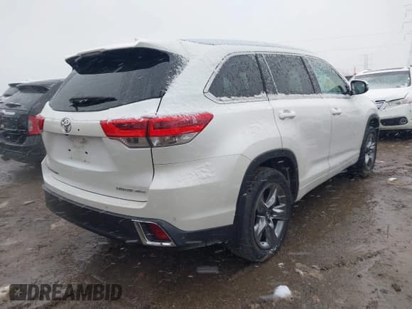 ✅ 2018 Toyota Highlander Limited • VIN: 5TDDZRFH6JS851503 • Lot: 40911739. Wystawiony na IAAI z przebiegiem 147 982 mil. Bezpłatny archiwum sprzedaży aukcyjnych z USA i szczegółowy raport historii pojazdu na DreamBid. Zdjęcie 4.