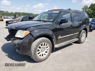 ✅ 2008 Nissan Pathfinder SE • VIN: 5N1BR18B88C612074 • Lot: 62854385. Wystawiony na Copart z przebiegiem 107 918 mil. Bezpłatny archiwum sprzedaży aukcyjnych z USA i szczegółowy raport historii pojazdu na DreamBid. Zdjęcie 1.