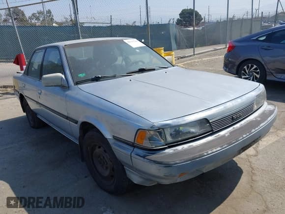 ✅ 1988 Toyota Camry LE • VIN: JT2SV22EXJ3305934 • Lot: 42737343. Wystawiony na IAAI z przebiegiem 256 096 mil. Bezpłatny archiwum sprzedaży aukcyjnych z USA i szczegółowy raport historii pojazdu na DreamBid. Zdjęcie 1.