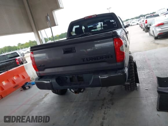 ✅ 2018 Toyota Tundra SR5 • VIN: 5TFDW5F10JX687521 • Lot: 43216895. Wystawiony na IAAI z przebiegiem 107 616 mil. Bezpłatny archiwum sprzedaży aukcyjnych z USA i szczegółowy raport historii pojazdu na DreamBid. Zdjęcie 17.