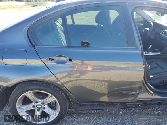 ✅ 2015 BMW 3 Series 320i • VIN: WBA3B1G50FNT07076 • Lot: 89539905. Wystawiony na Copart z przebiegiem 196 158 mil. Bezpłatny archiwum sprzedaży aukcyjnych z USA i szczegółowy raport historii pojazdu na DreamBid. Zdjęcie 10.