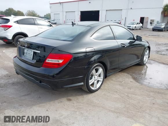 ✅ 2013 Mercedes-Benz C 250 • VIN: WDDGJ4HB6DG011970 • Lot: 41499440. Wystawiony na IAAI z przebiegiem 75 354 mil. Bezpłatny archiwum sprzedaży aukcyjnych z USA i szczegółowy raport historii pojazdu na DreamBid. Zdjęcie 4.