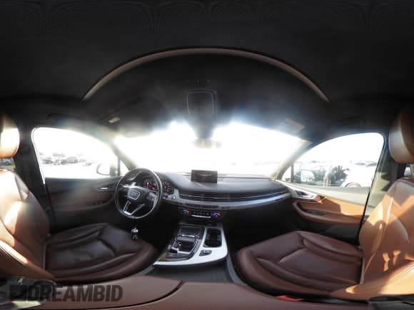 ✅ 2018 Audi Q7 • VIN: WA1LHBF7XJD016328 • Lot: 43653196. Wystawiony na IAAI z przebiegiem 64 283 mil. Bezpłatny archiwum sprzedaży aukcyjnych z USA i szczegółowy raport historii pojazdu na DreamBid. Zdjęcie 18.