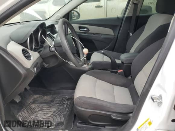 2015 Chevrolet Cruze LS z VIN 1G1PB5SH6F7252305, wystawiony jako Copart lot #48299445 z przebiegiem 96 776 mil mil oraz Szkoda całkowita • Salvage title. Historia ofert i sprzedaży dostępna na DreamBid. Obrazek 7.