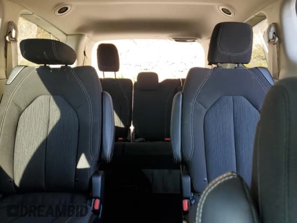 ✅ 2023 Chrysler Voyager LX • VIN: 2C4RC1CGXPR568267 • Lot: 81975925. Wystawiony na Copart z przebiegiem 38 387 mil. Bezpłatny archiwum sprzedaży aukcyjnych z USA i szczegółowy raport historii pojazdu na DreamBid. Zdjęcie 10.