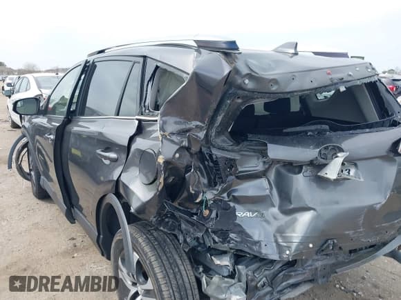 ✅ 2017 Toyota RAV4 LE • VIN: JTMZFREV4HJ123708 • Lot: 41691570. Wystawiony na IAAI z przebiegiem 150 489 mil. Bezpłatny archiwum sprzedaży aukcyjnych z USA i szczegółowy raport historii pojazdu na DreamBid. Zdjęcie 6.